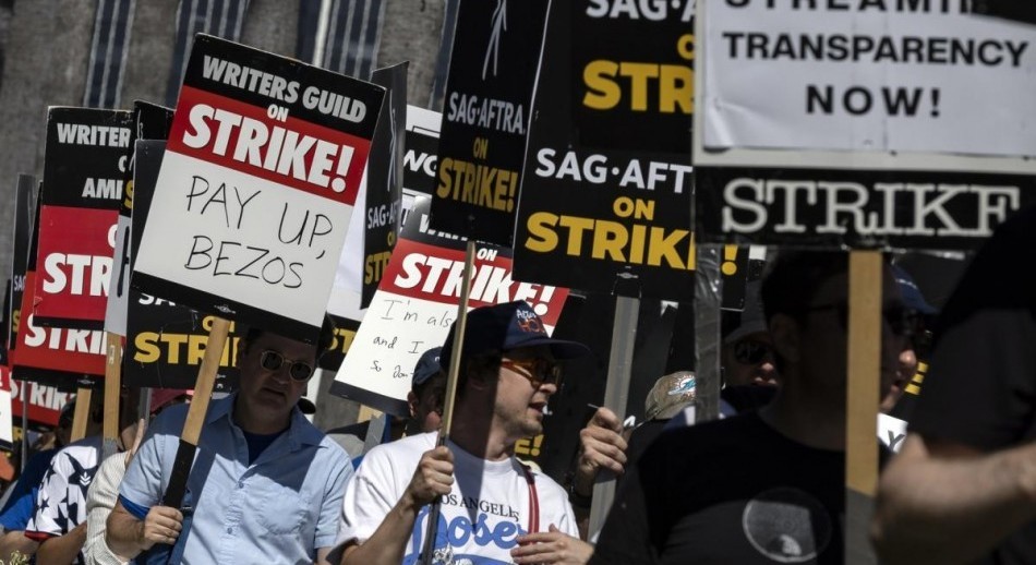 Por la huelga de actores y guionistas, posponen la entrega de los premios Emmy