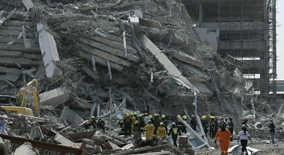 Hay tres muertos y 81 atrapados bajo el edificio derrumbado en Bangkok