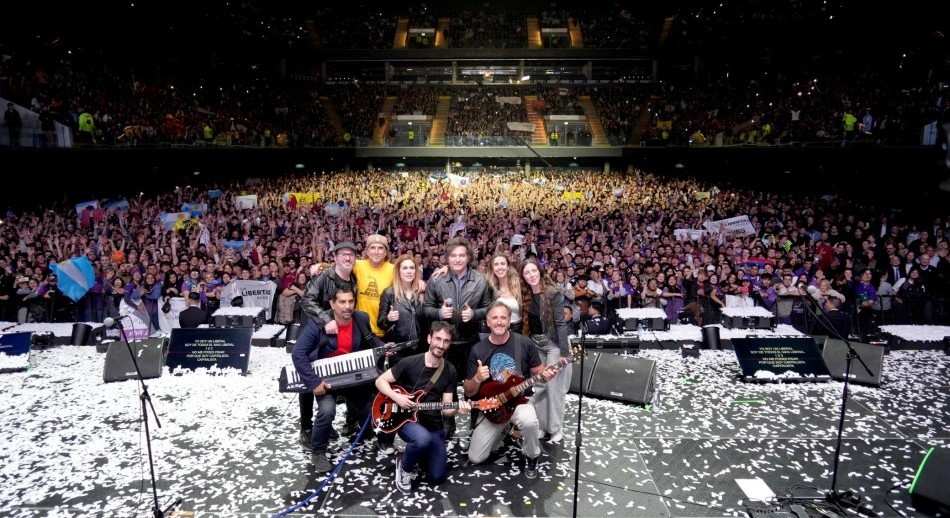 Milei presentó su libro con un show de rock y le pidió a sus seguidores que “no aflojen”