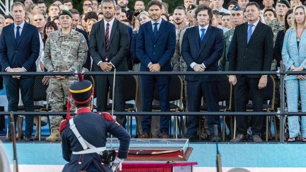 Milei entregó el sable corvo de San Martín a los Granaderos a Caballo