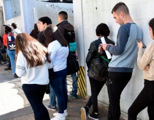 El desempleo mostró una leve baja al 7,8% en el primer trimestre