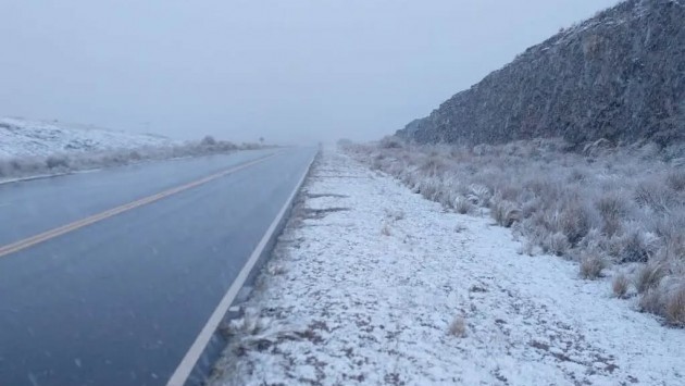 El frío extremo trajo nieve y tiñó de blanco varias zonas del país